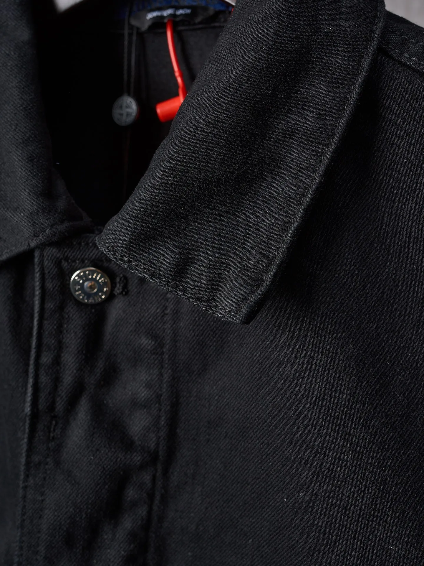 P510 Actual auction] Stonesland/Stone Island badge denim jacket [Ready stock] S M L Simple lines outline a neat silhouette and outline a casual and free style. The workwear gene is infused with luxury DNA. Simple charm and versatile charm. Imported machine embroidery technology is used. Advanced computer control system and precision mechanical parts are used to realize the Stonesland badge embroidery operation with high precision. The lines are smooth and delicate. The whole garment is washed with Zhongxiao. Use a special solution to remove stains and slight fading. Then use a strong washing method to fade the color and make it more uniform. The whole piece of clothing is stitched together using a clip-on machine. The clip-on machine can control the distance between the two needles by changing the needle position, achieving seamless splicing, smoothness, neatness, and a loose fit.
